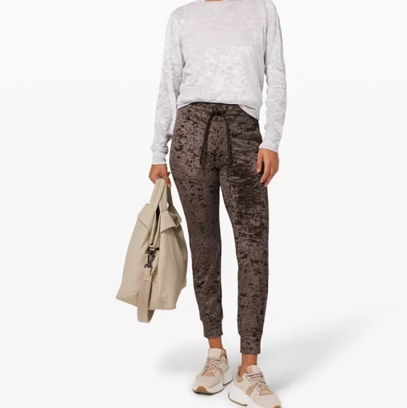 Lululemon Brown Soft Velvet High Rise Ready To Crush Joggers Size 6 - Picture 1 of 12
